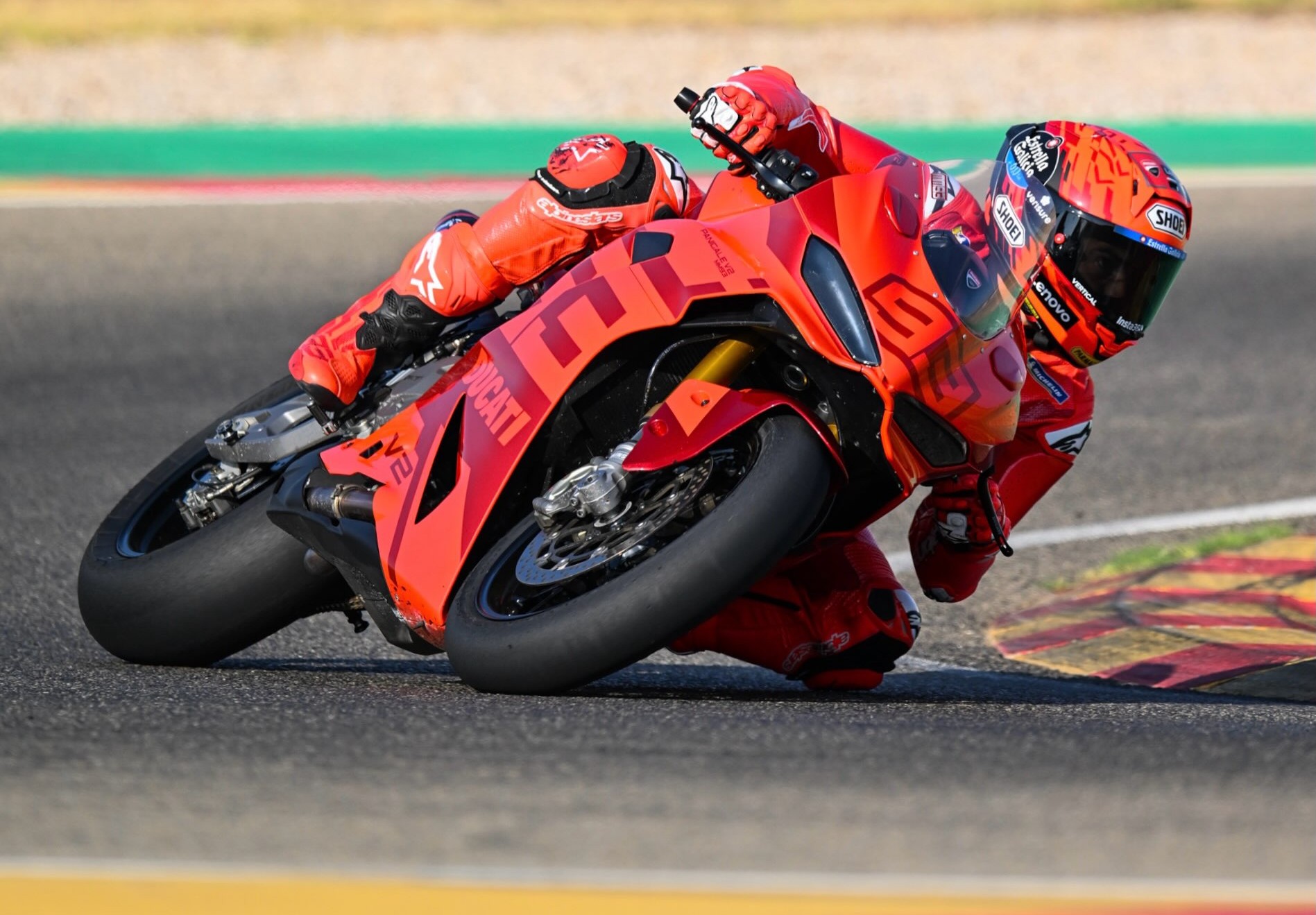 Marc Márquez retoma treinos em Aragão e dá aula a piloto de 9 anos antes do GP da Grã-Bretanha