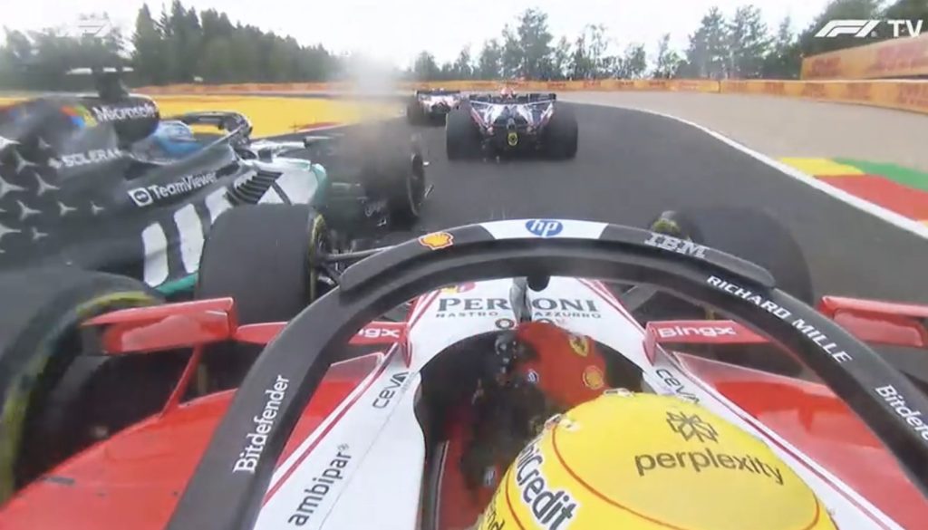 Russell recebe toque de Hamilton e atola na brita na 1ª volta do GP da Bélgica