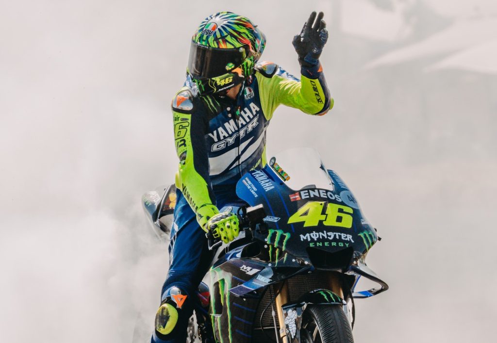 Rossi volta a pilotar M1 e revive parceria histórica com Yamaha em Goodwood