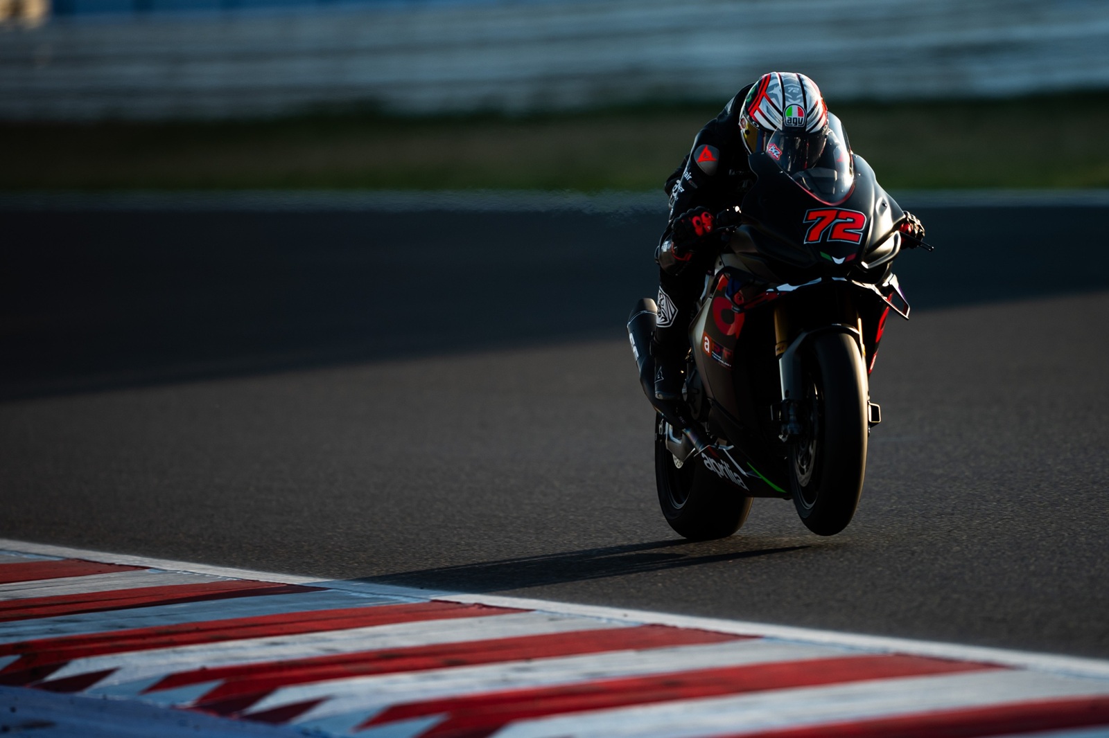 Bezzecchi pone a prueba su recuperación en un test privado con una moto de calle en Misano