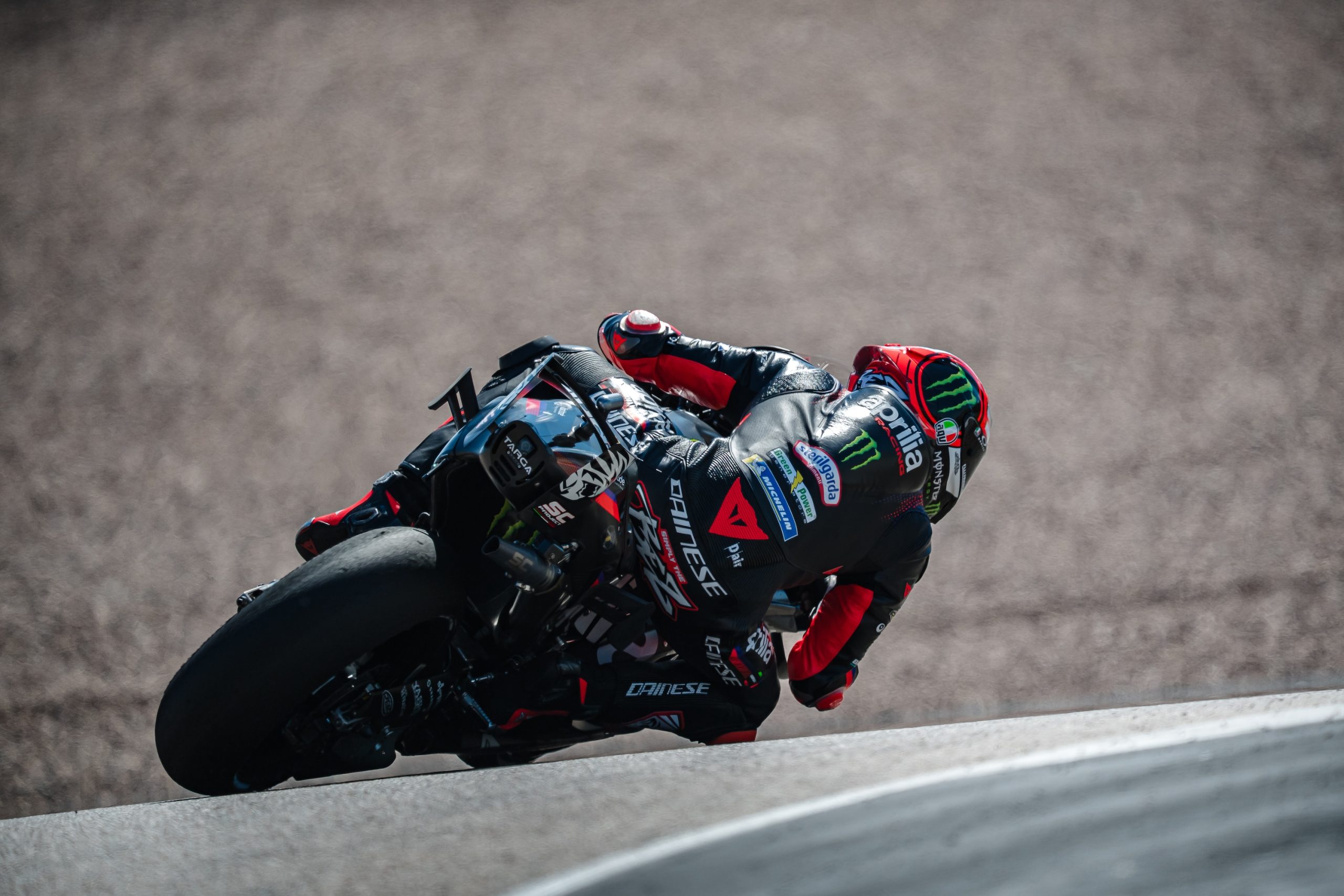 Aprilia dá salto decisivo, mas fecha 1ª metade de 2026 com título em xeque