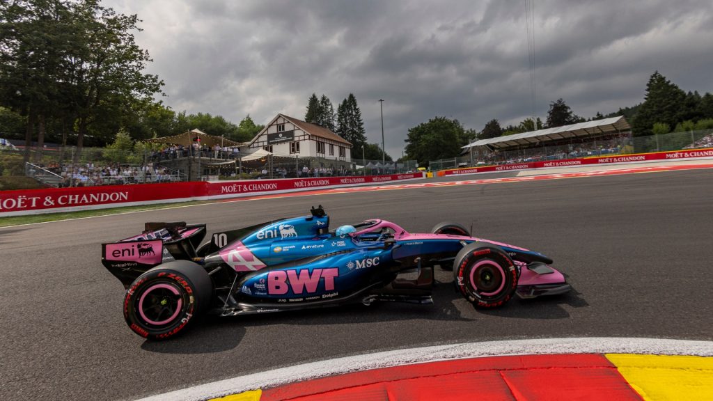 Neste sábado, a ação começa com o TL3 às 7h30 (de Brasília, GMT -3), enquanto a classificação, que define o grid da corrida, acontece às 11h. As sessões podem ser acompanhadas através do sportv3, GloboPlay ou pela F1 TV, streaming oficial da categoria
