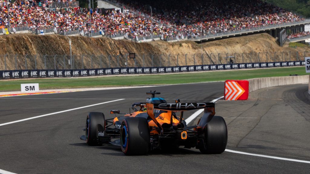 Neste domingo, a largada do GP da Bélgica está marcada para 10h (horário de Brasília, GMT-3). A corrida terá transmissão ao vivo da Globo na TV aberta, além do sportv3, GloboPlay e F1 TV, streaming oficial da categoria. O GRANDE PRÊMIO acompanha todas as atividades AO VIVO E EM TEMPO REAL, além de classificação e corrida em SEGUNDA TELA no YouTube, em parceria com a Voz do Esporte. O Briefing chega para analisar após o fim de cada dia de atividades nas redes sociais e na GPTV