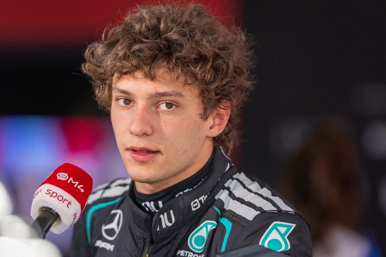 Antonelli recuerda debut en F1 2025 y admite: “Me consumió la presión”