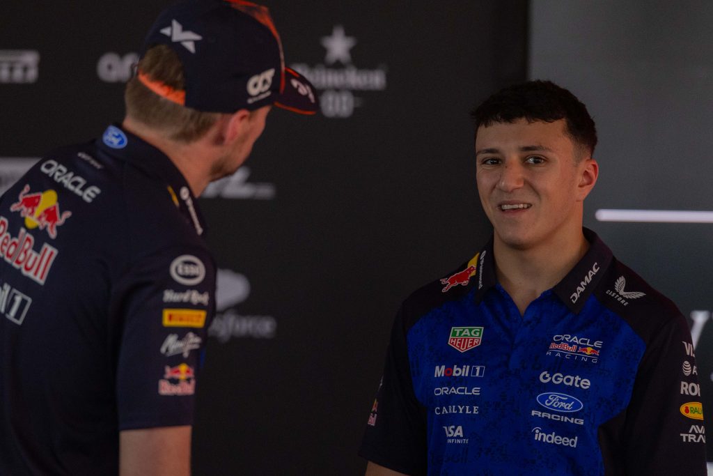 Hadjar aponta área em que Verstappen mostra “outro nível” na F1: “É nisso que estou focado”