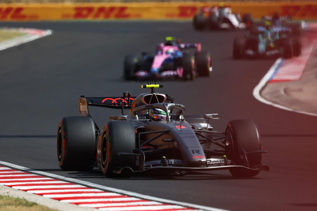 “Depois que consegui me livrar dele, consegui colocar um bom ritmo e comecei a tirar tempo, volta atrás de volta, das duas Racing Bulls, do Nico. No momento eu até acreditei que dava para voltar para a briga. Eles todos pararam, eu continuei e consegui estender bastante o stint com os macios, que era um pneu muito bom. Era um pneu melhor do que o duro, até de duração, por incrível que pareça”, seguiu