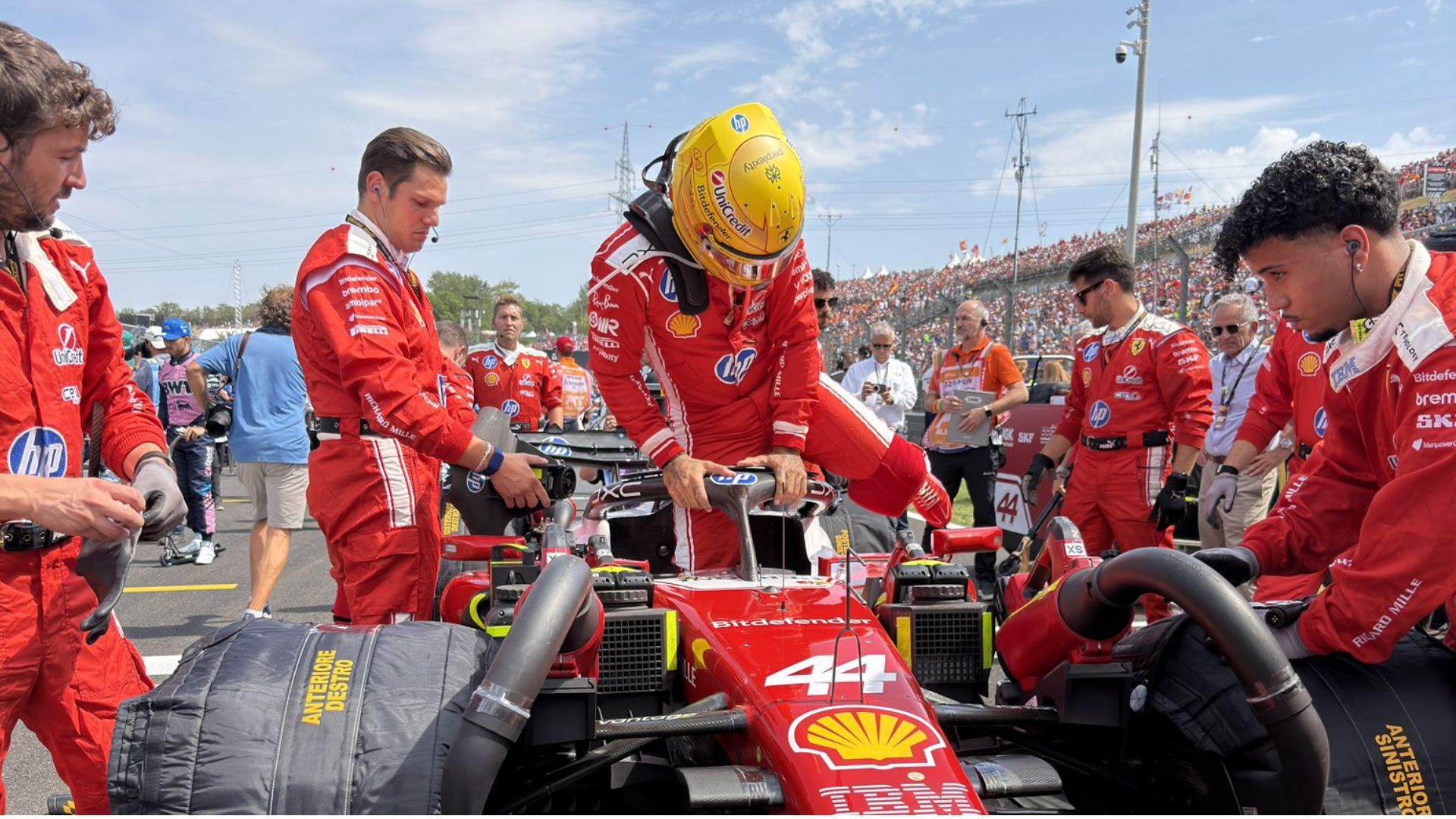 Hamilton rebate Ferrari e diz que 'não deveria ter parado' em safety-car virtual
