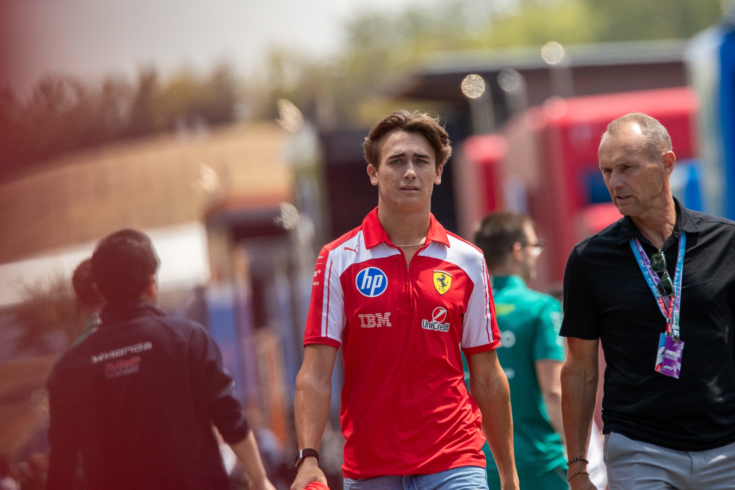 Beganovic revela conselhos de Hamilton na Ferrari: “Abriu meus olhos para muita coisa”