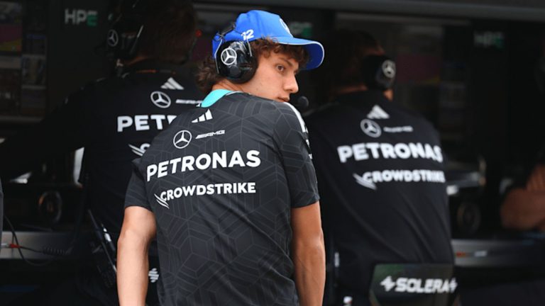 Los comisarios de la FIA penalizan a Antonelli por no levantar en la Q3 del GP de Hungría