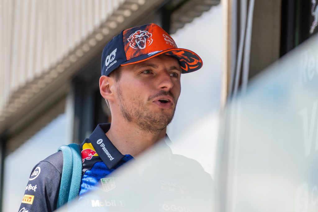 Verstappen vê Red Bull em evolução na F1 2026, mas prega cautela: “Uma corrida por vez”