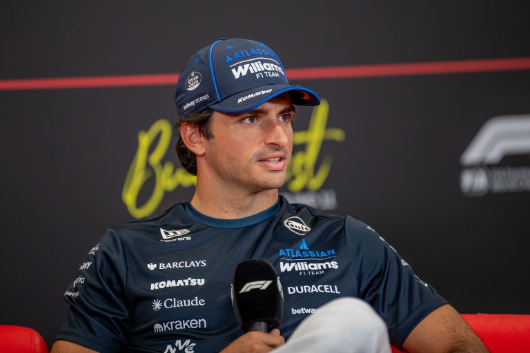 Sainz se defiende y admite que una mejor comunicación habría evitado el toque con Piastri en Hungría
