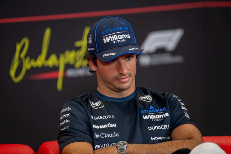 Sainz se defende, mas assume que “comunicação melhor” evitaria toque em Piastri na Hungria