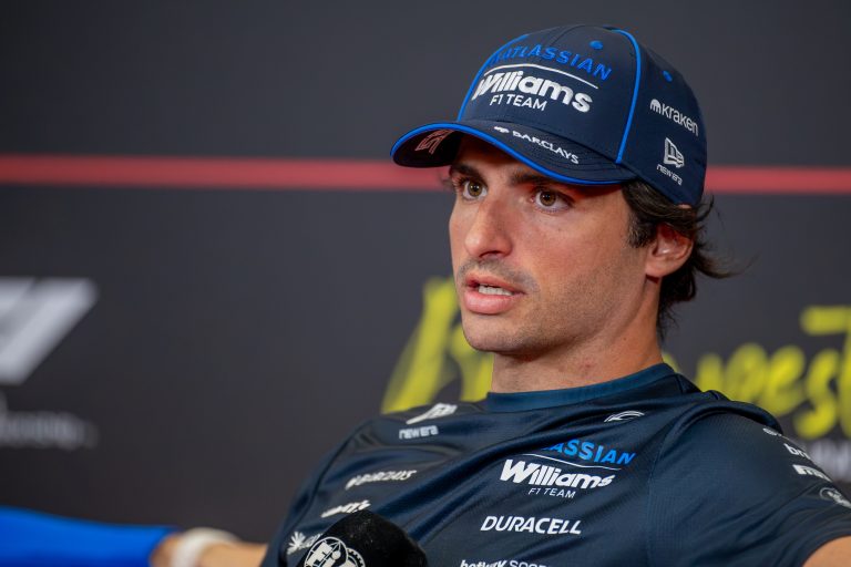 Sainz rebate críticas de Piastri por toque na Hungria: “Poderia ter sido mais cauteloso”