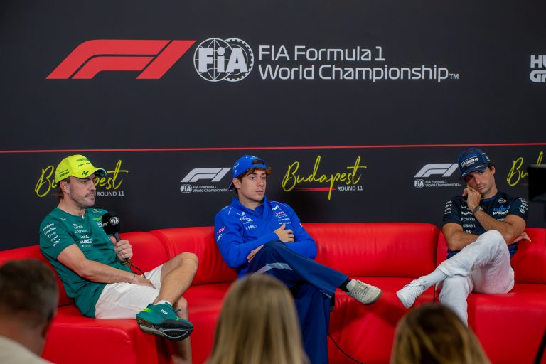 Alonso y Sainz vuelven a correr en Singapur: días y horarios para seguir a los españoles