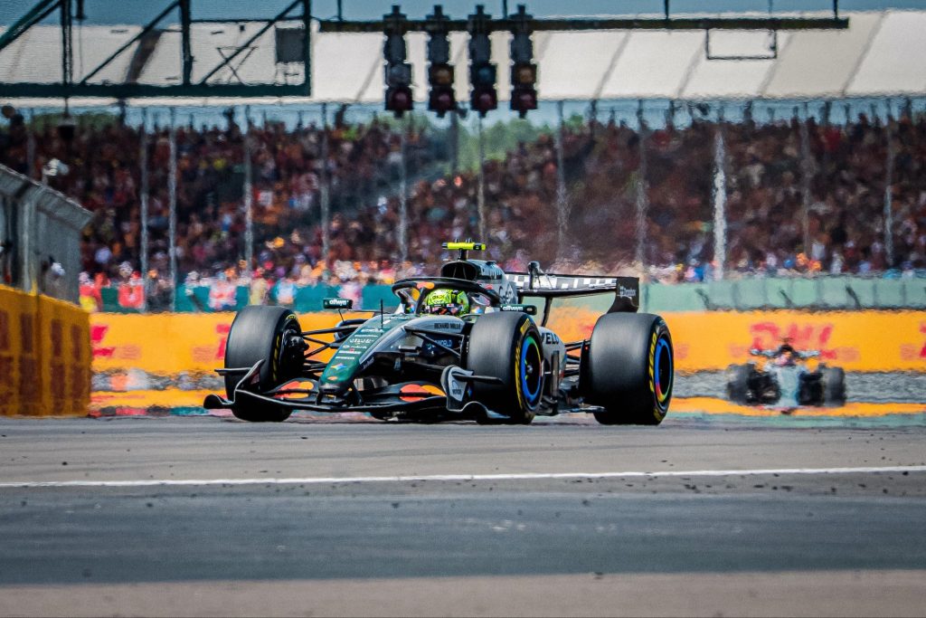 Norris reclama de desempenho da McLaren na Inglaterra: “Carro não é bom”