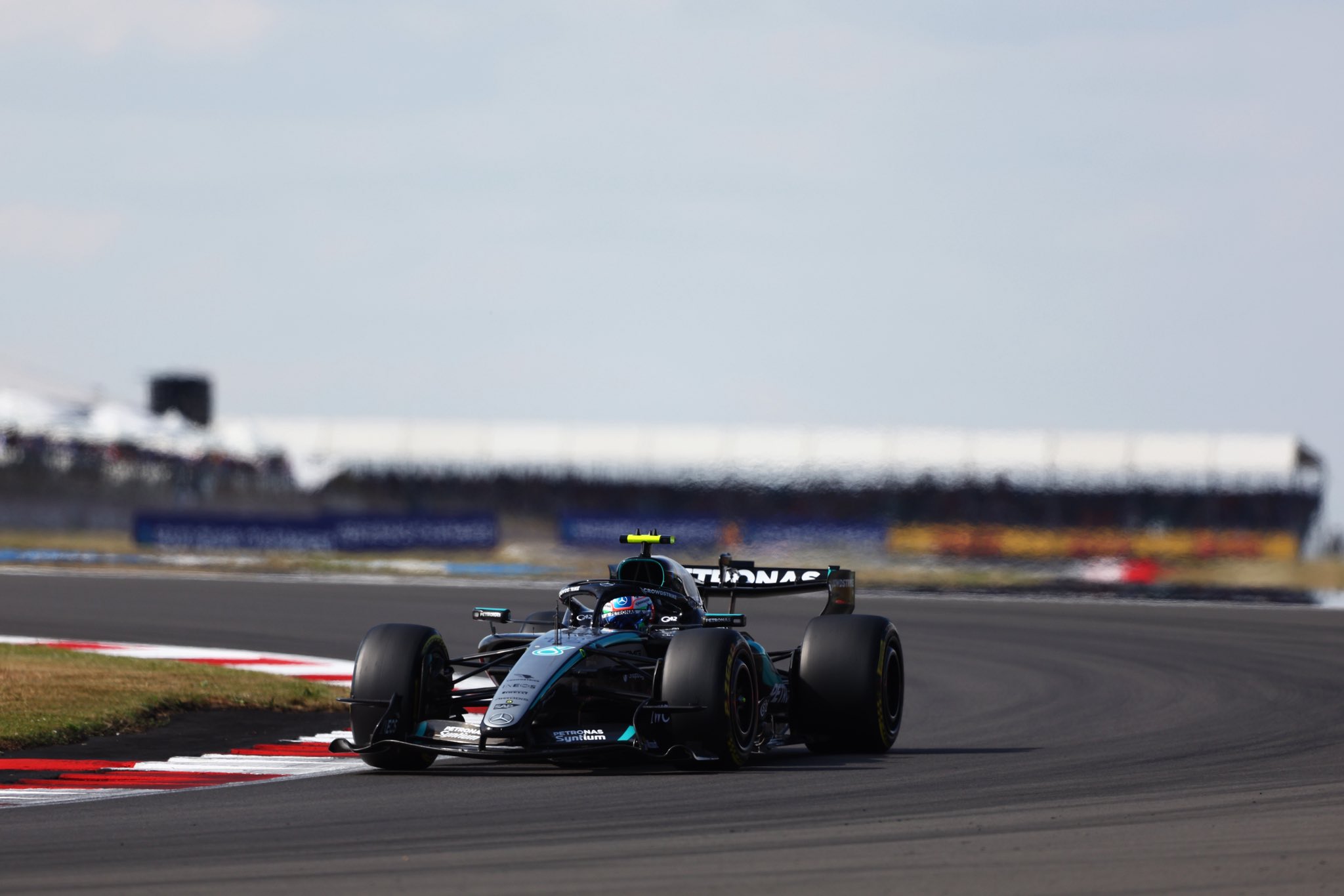 Antonelli alerta para Ferrari na Inglaterra e diz que Mercedes “tem de elevar o nível”