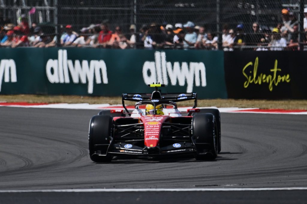 Hamilton se impõe em casa e crava pole da sprint do GP da Inglaterra. Bortoleto é 12º