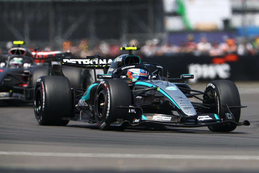 Antonelli bate Hamilton e vence frenética sprint do GP da Inglaterra. Bortoleto é 14º
