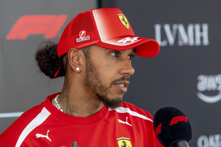 Hamilton exalta equilíbrio das equipes da F1 em caminhos distintos: “Fenomenal”