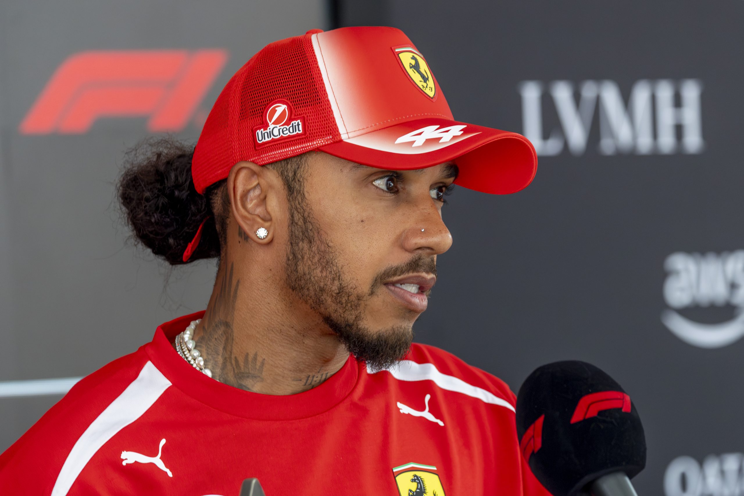 Hamilton exalta equilíbrio das equipes da F1 em caminhos distintos: “Fenomenal”
