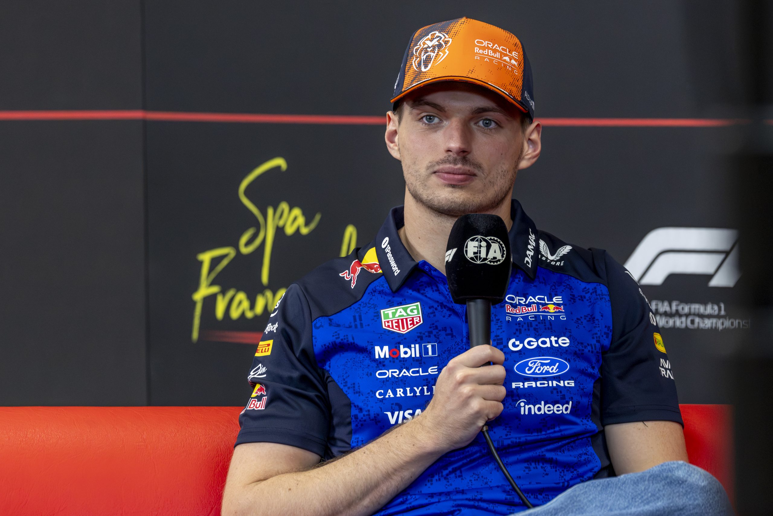 Verstappen esquiva preguntas sobre su futuro, pero llama a Red Bull su “segunda familia”