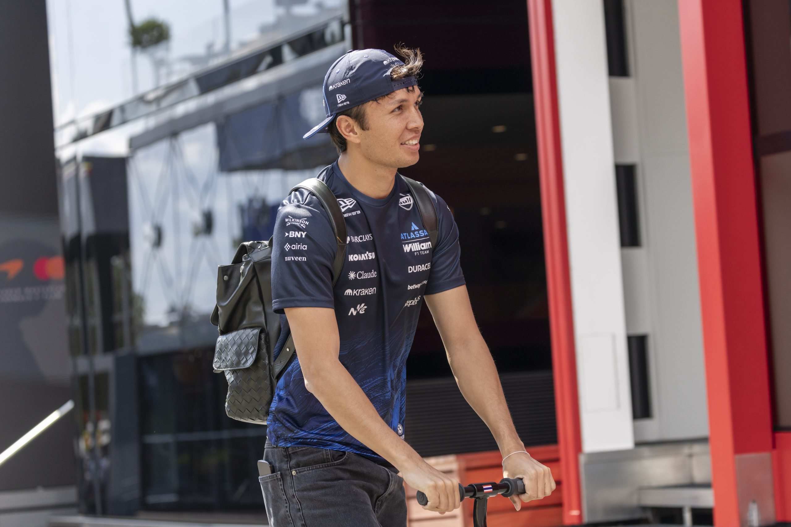 Albon diz que Williams tem “problemas genéticos” e já pensa em carro da F1 2027