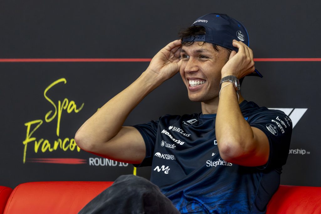 Albon celebra visita com Williams e faz apelo por volta da F1 à África do Sul