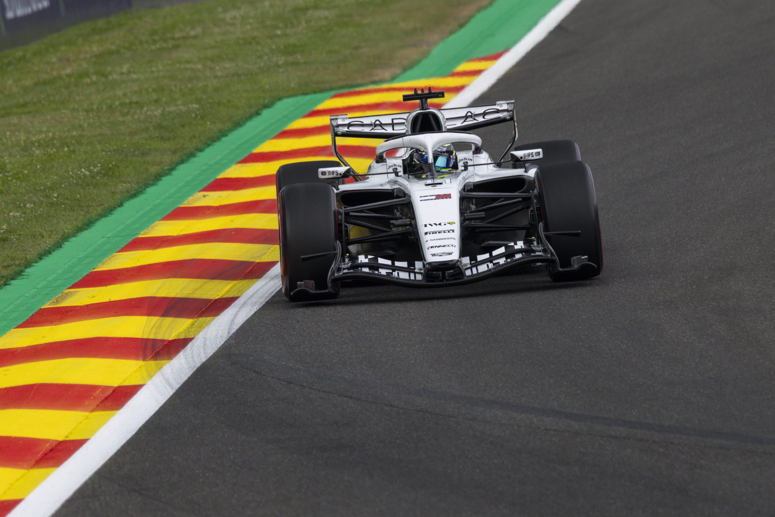 Pérez ve a Cadillac “demasiado lejos” de pelear por puntos en la F1 2026