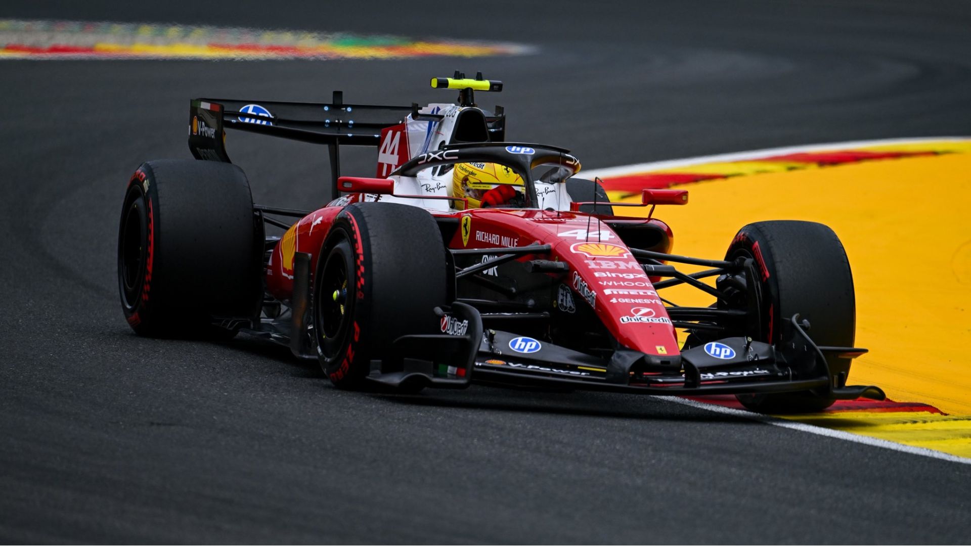 Hamilton critica novo motor da F1 2026 em retas da Bélgica: “Espero que resolvam”