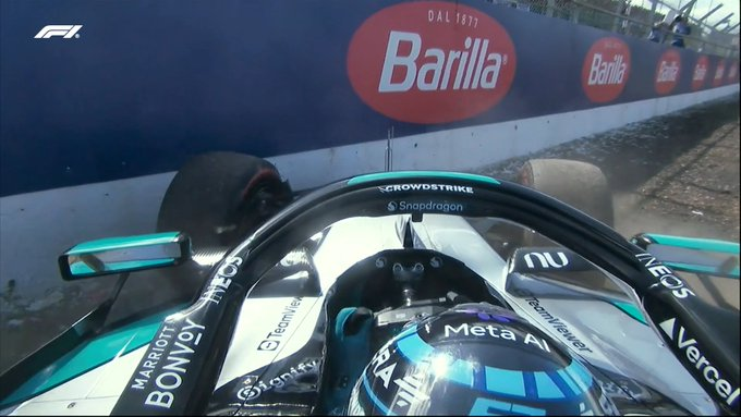 Russell sigue recto y golpea las barreras de protección en Silverstone