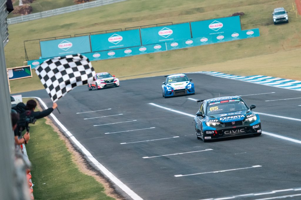 Tiago Pernía e Cafaro triunfam na etapa do Velocitta do TCR South America