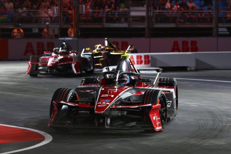 De Vries segura Ticktum e lidera TL3 do eP de Londres da Fórmula E. Wehrlein supera Dennis