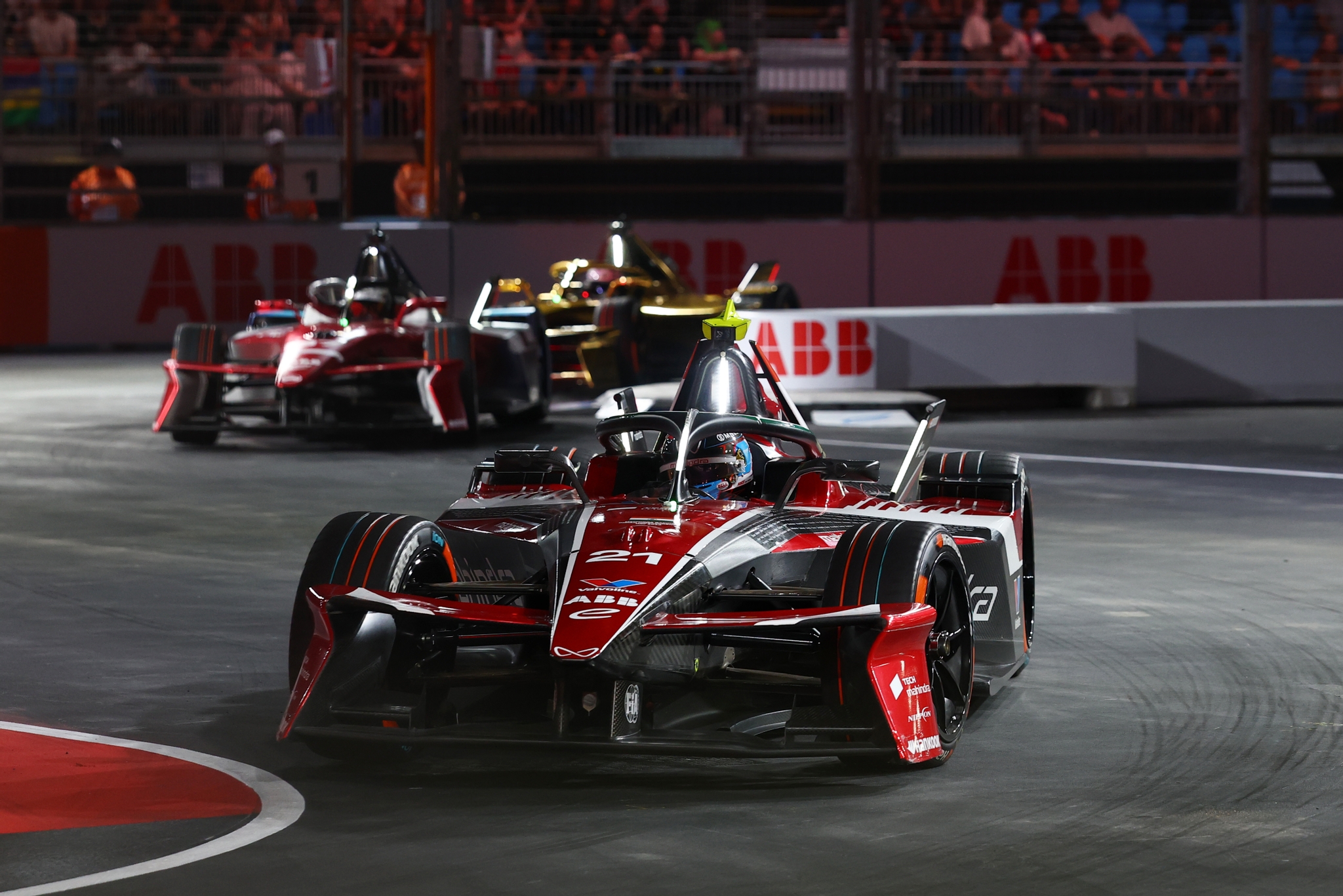 De Vries segura Ticktum e lidera TL3 do eP de Londres da Fórmula E. Wehrlein supera Dennis