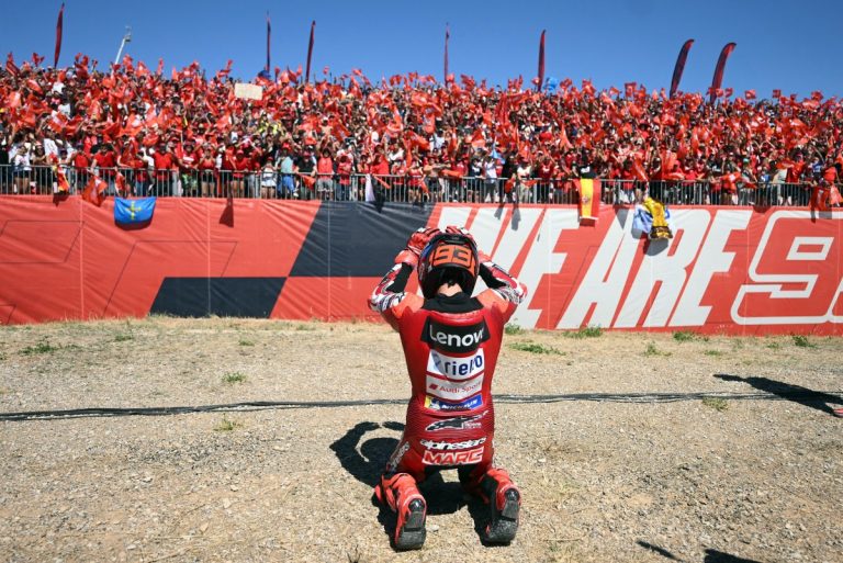 Video: Marc Márquez se arrodilla y festeja la victoria con la afición en Aragón