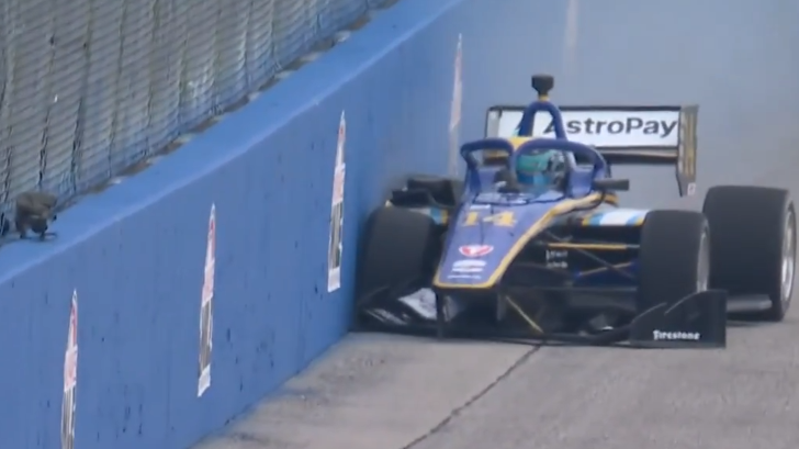 De Tullio perde controle na curva 2 e bate forte no oval de Milwaukee na Indy NXT