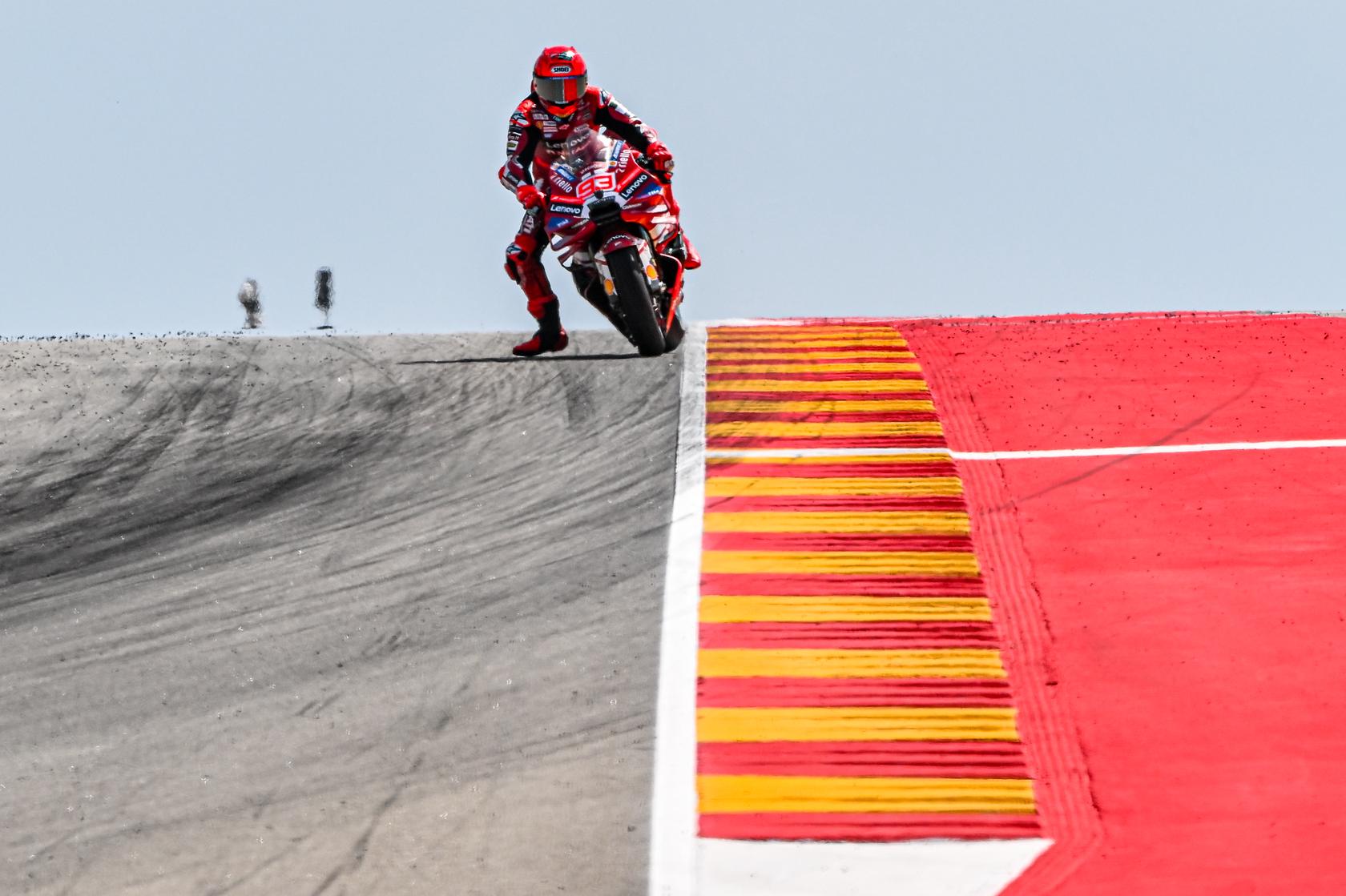 Marc Márquez ataca Bezzecchi na largada e vence sprint da MotoGP em Aragão. Moreira é 7º