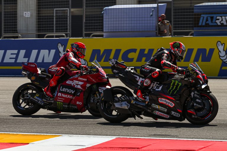 Bezzecchi reconhece força de Marc Márquez após duelo em Aragão: “Estava imbatível”