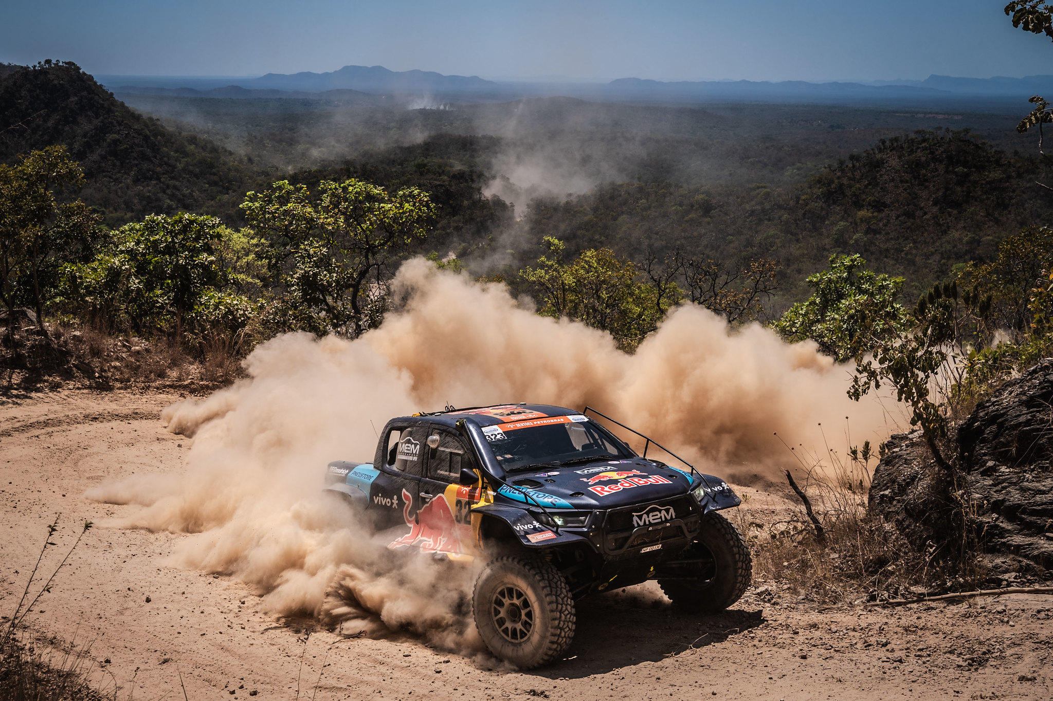 Lucas Moraes vence 5ª etapa e amplia vantagem entre carros no Sertões. Crivilin leva nas motos