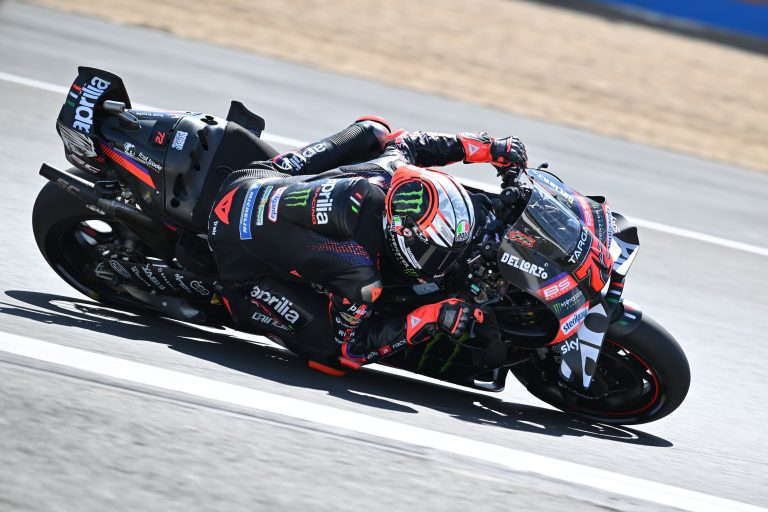 Bezzecchi mostra força após lesão e lidera treino da MotoGP em Silverstone. Moreira é 15º