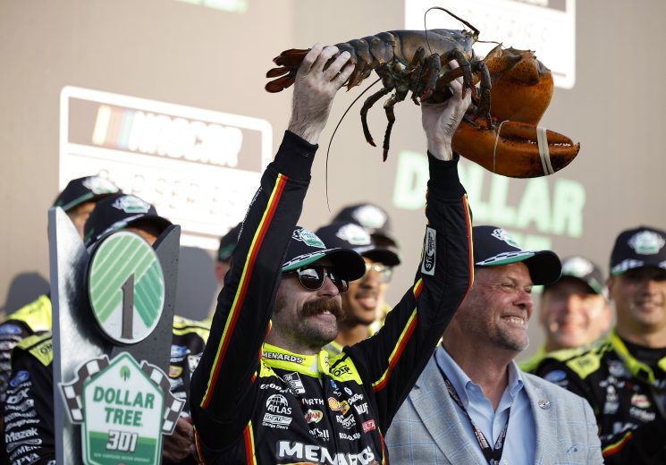 Blaney supera erro em pit-stop, segura Wallace e vence etapa da Nascar em New Hampshire