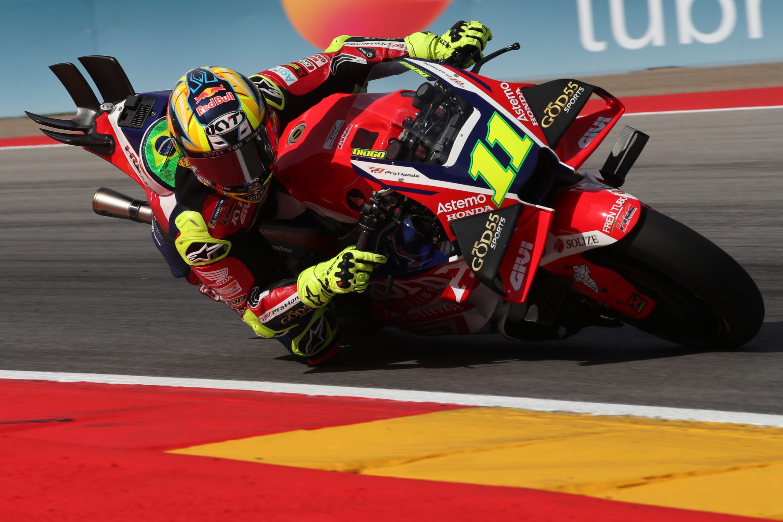 Crutchlow se empolga com Moreira e crava: “Será capaz de ser campeão”
