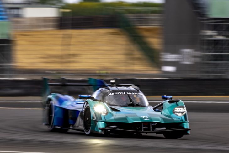 Aston Martin realiza testes em Silverstone com hipercarro Valkyrie atualizado para 2027