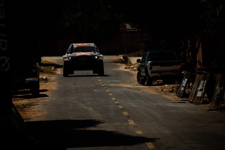 Moraes comanda 1ª etapa do Sertões 2026 e fecha domingo na liderança dos carros