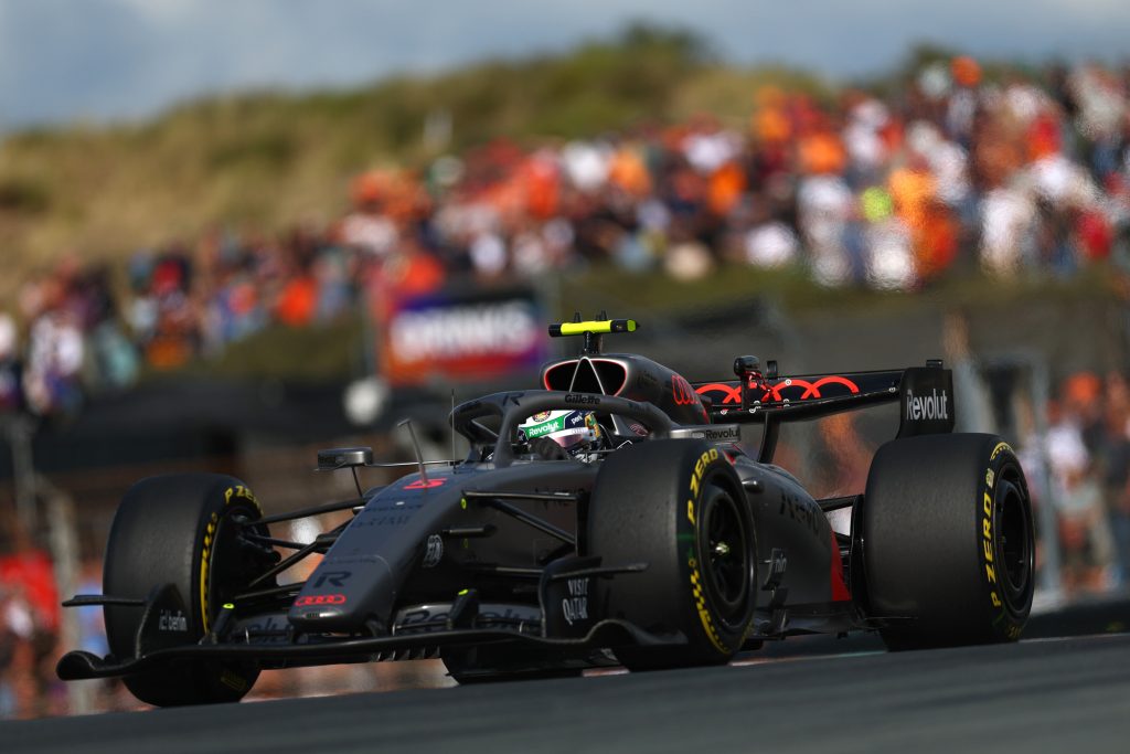 “Foi uma classificação boa, consegui entregar um resultado final excelente, mas diria que cometi erros no Q1. Por isso, naquele momento, fiquei tão irritado. Na primeira volta, tomamos a decisão de fazer algo que não fizemos no fim de semana todo e não deu certo no aquecimento de pneus”, declarou em entrevista ao canal sportv