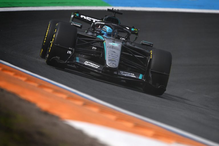 Russell deja atrás las dificultades y celebra pole para la carrera sprint en Países Bajos
