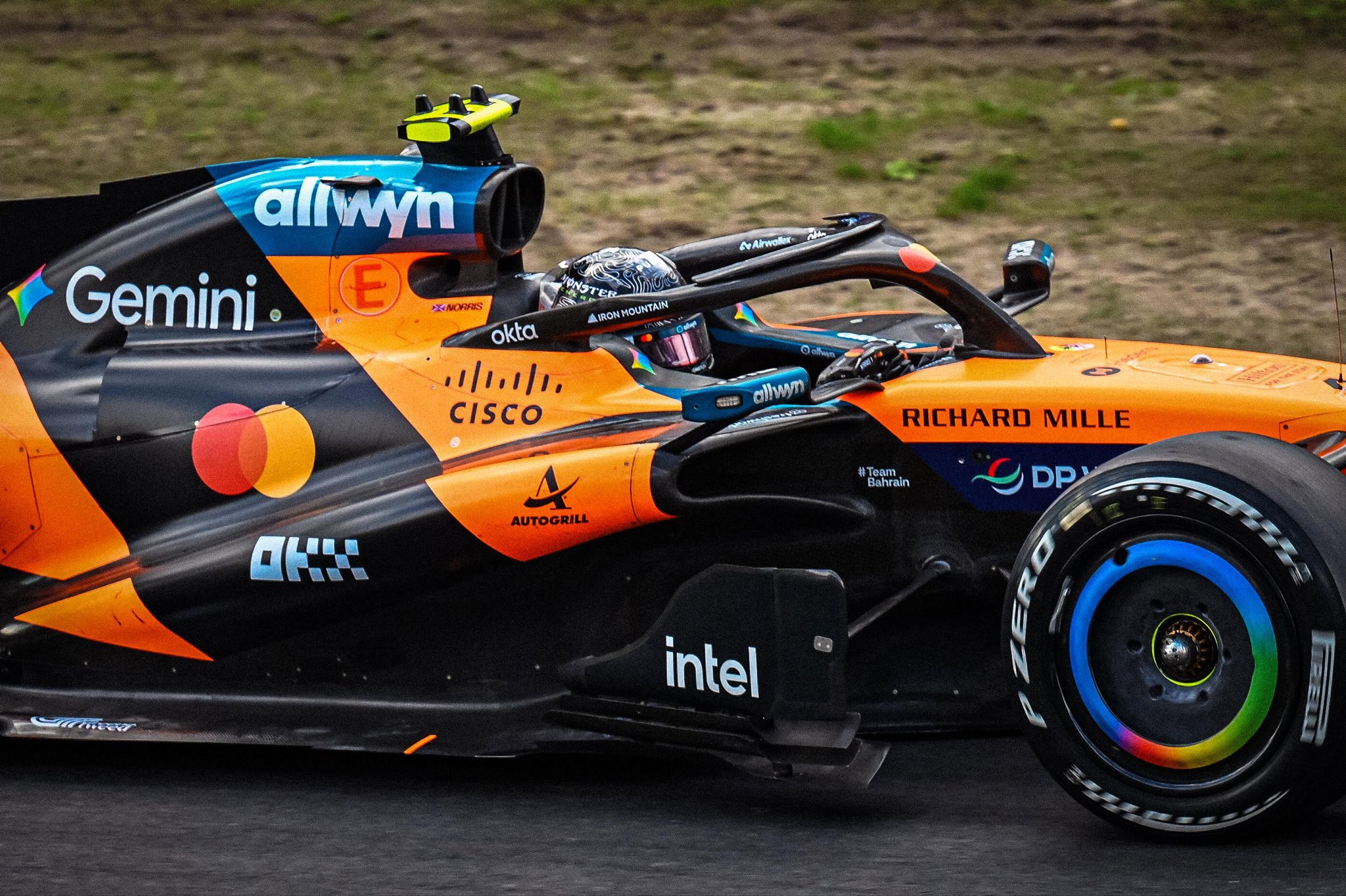 Norris se recupera de largada ruim e vence nos Países Baixos. Verstappen bate forte