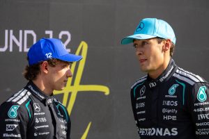 F1 hoje: Russell pressiona Antonelli, Verstappen teme punição e Bortoleto mira em reação