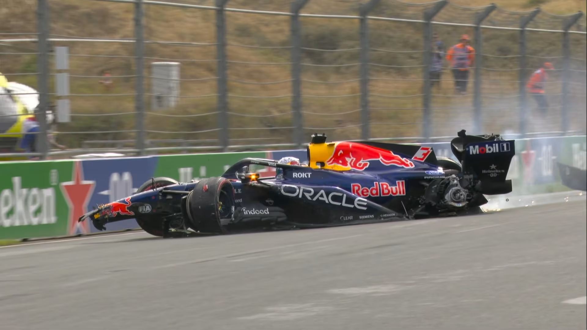 Verstappen choca y abandona en el inicio del GP de Países Bajos