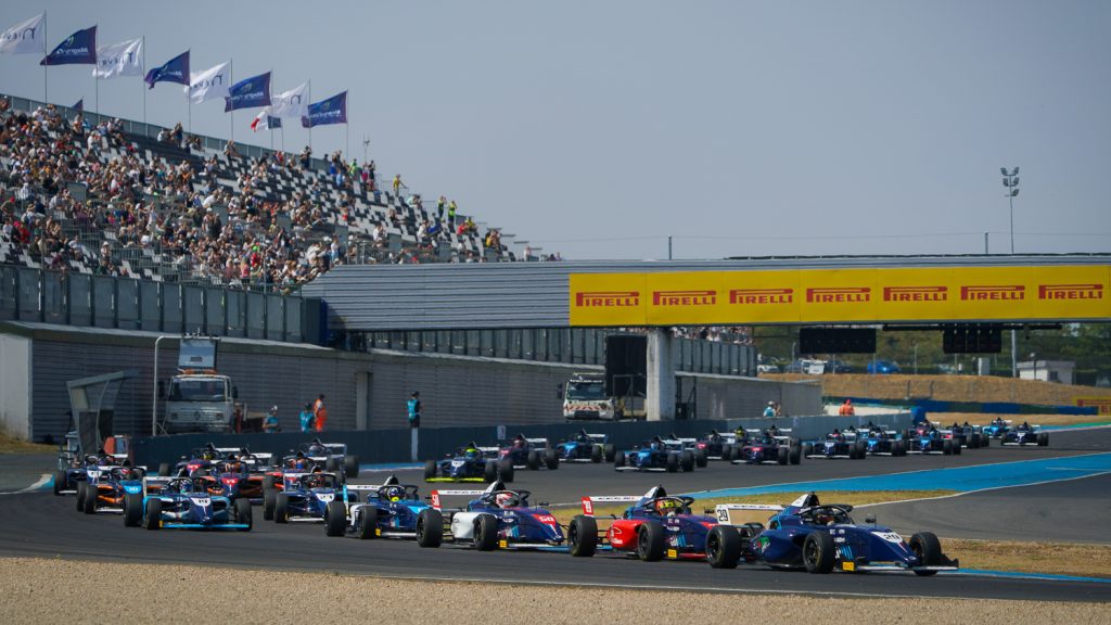 Ramaekers, McKenna e Bouzar triunfam na etapa de Magny-Cours da F4 Francesa 2026