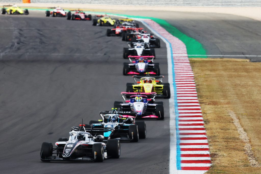 Fairclough e Micallef vencem na rodada tripla da GB3 2026 em Silverstone